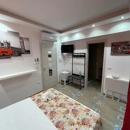 Red Moon לינה וארוחת בוקר 3*