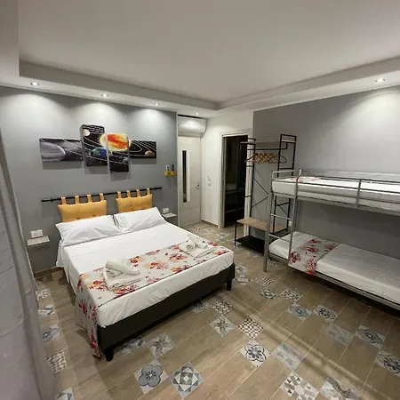 Red Moon לינה וארוחת בוקר 3*